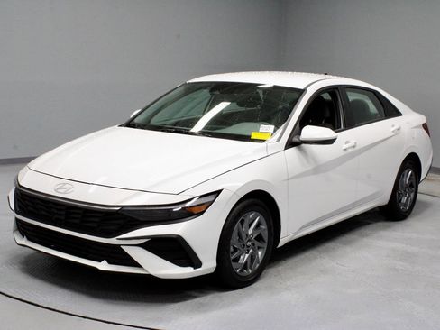Used 2024 Hyundai Elantra SEL FWD image 7