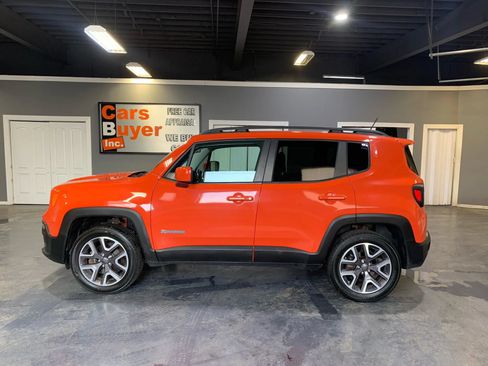 Used 2016 Jeep Renegade Latitude w/ Popular Equipment Group AWD/4WD image 3
