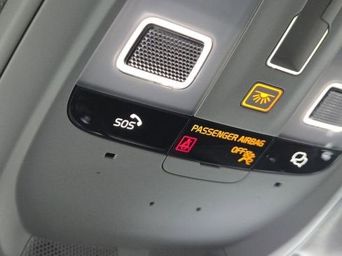 Used 2025 Volvo XC40 B5 Plus image 17