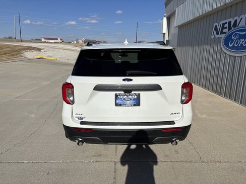 Used 2022 Ford Explorer XLT w/ Equipment Group 202A image 5