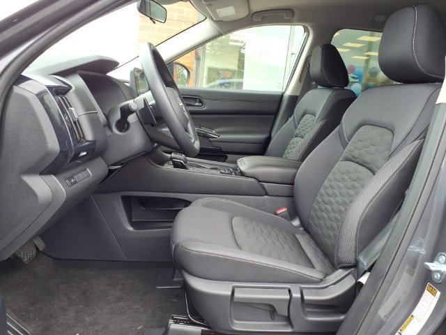 Used 2025 Nissan Pathfinder S AWD/4WD image 2