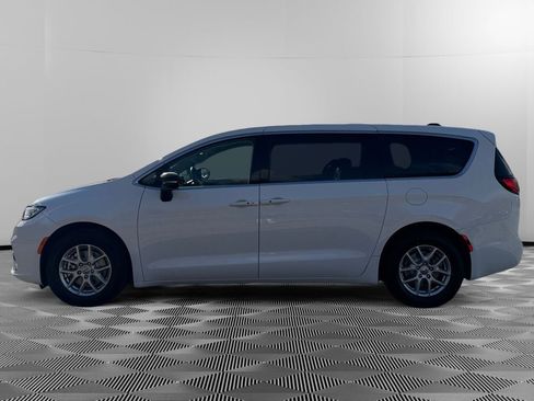 Used 2024 Chrysler Pacifica Touring-L image 4