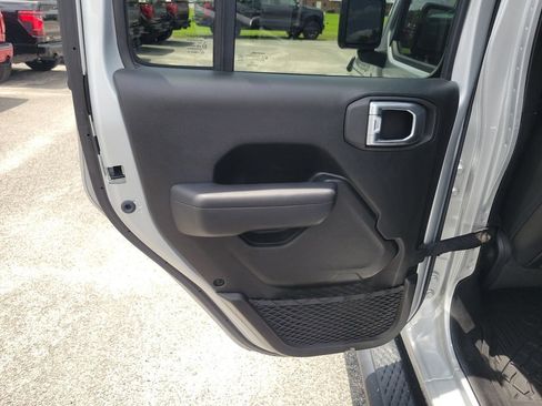 Used 2023 Jeep Gladiator Sport AWD/4WD image 15