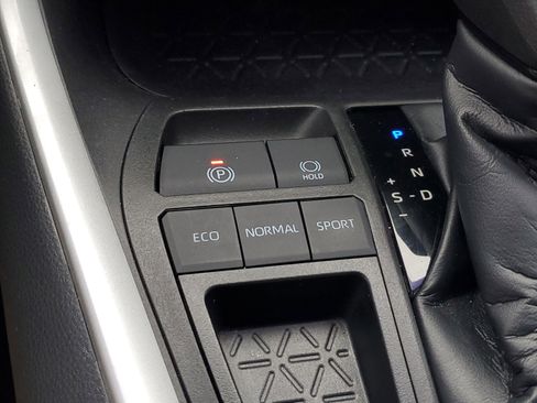 Certified 2021 Toyota RAV4 XLE image 28