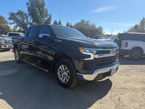Used 2023 Chevrolet Silverado 1500 LT w/ Z71 Off-Road Package AWD/4WD image 7
