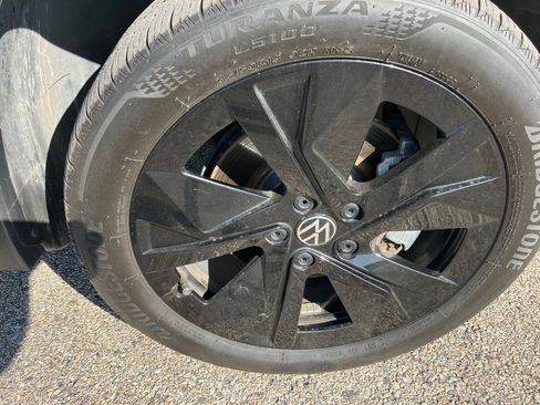 Used 2025 Volkswagen Taos SE FWD image 8