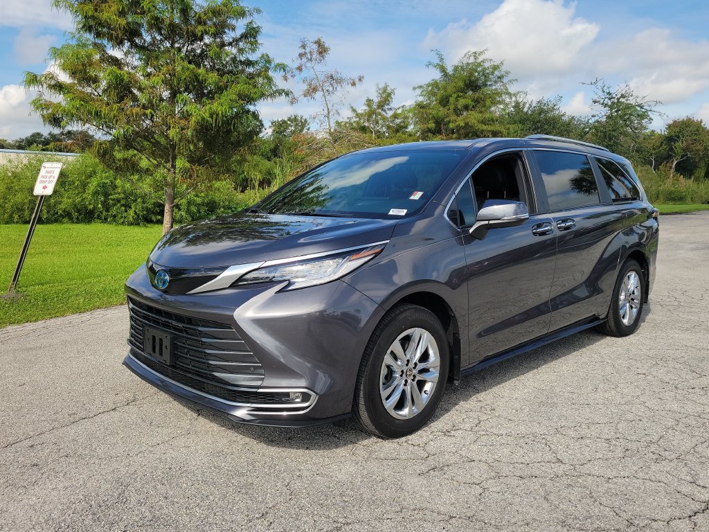 Used 2025 Toyota Sienna Limited FWD image 31