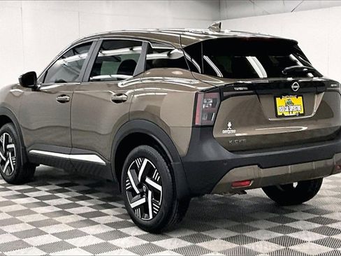 Used 2025 Nissan Kicks SV w/ Charging Package image 2