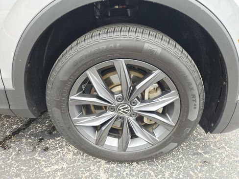 Used 2022 Volkswagen Tiguan SE AWD/4WD image 16