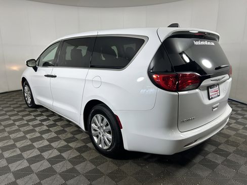 Used 2021 Chrysler Voyager L FWD image 3