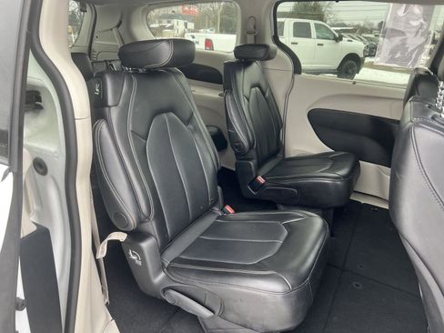Used 2024 Chrysler Pacifica Touring-L image 33