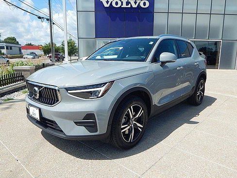 Used 2025 Volvo XC40 B5 Core AWD/4WD image 3