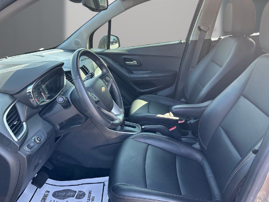 Used 2022 Chevrolet Trax LT w/ Premium Seat Package AWD/4WD image 12