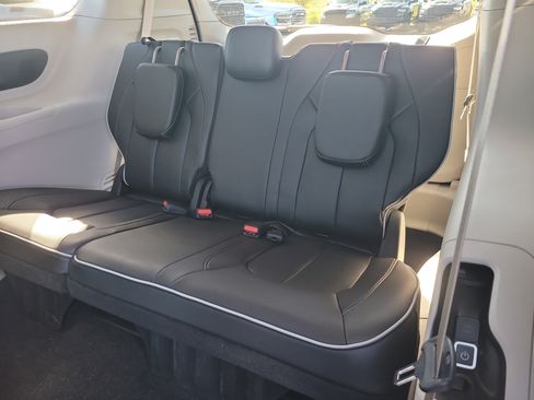 Used 2022 Chrysler Pacifica Limited FWD image 10