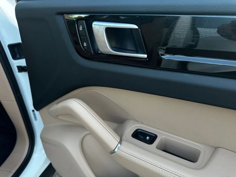 Used 2022 Porsche Cayenne Coupe image 32