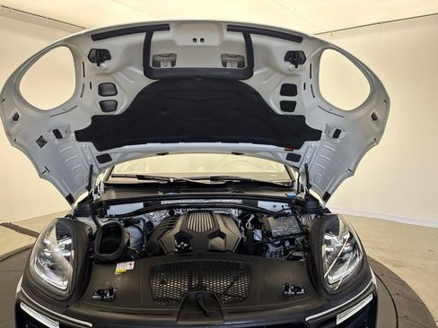 Certified 2023 Porsche Macan AWD/4WD image 13