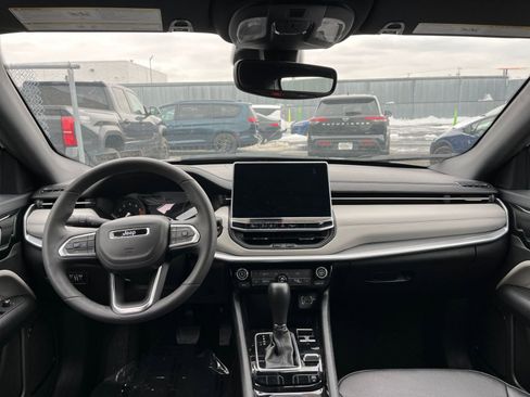 Used 2025 Jeep Compass Limited image 34