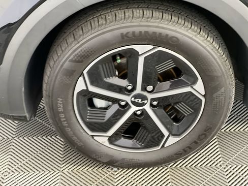 Certified 2024 Kia Niro LX FWD image 11