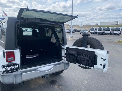 Used 2016 Jeep Wrangler Unlimited Sahara w/ Connectivity Group image 8