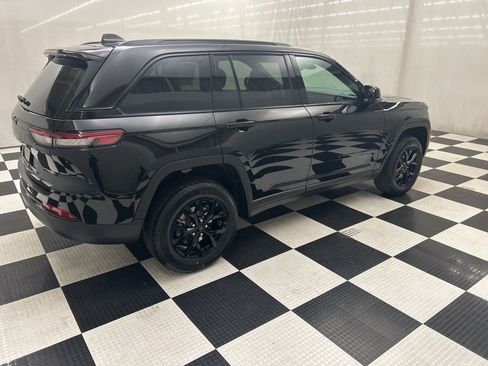 New 2025 Jeep Grand Cherokee Altitude image 3