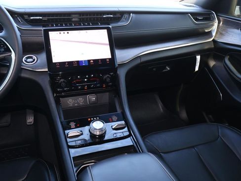 Used 2025 Jeep Grand Cherokee Overland image 13