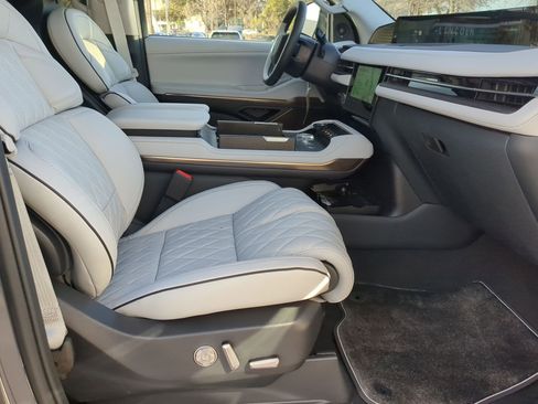 New 2025 Lincoln Navigator L Black Label w/ Black Label Special Edition image 24