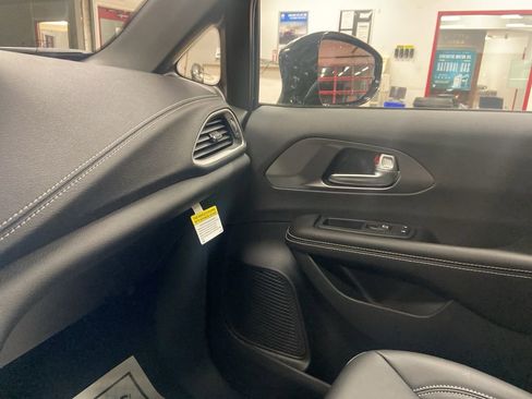 New 2026 Chrysler Pacifica Select image 36