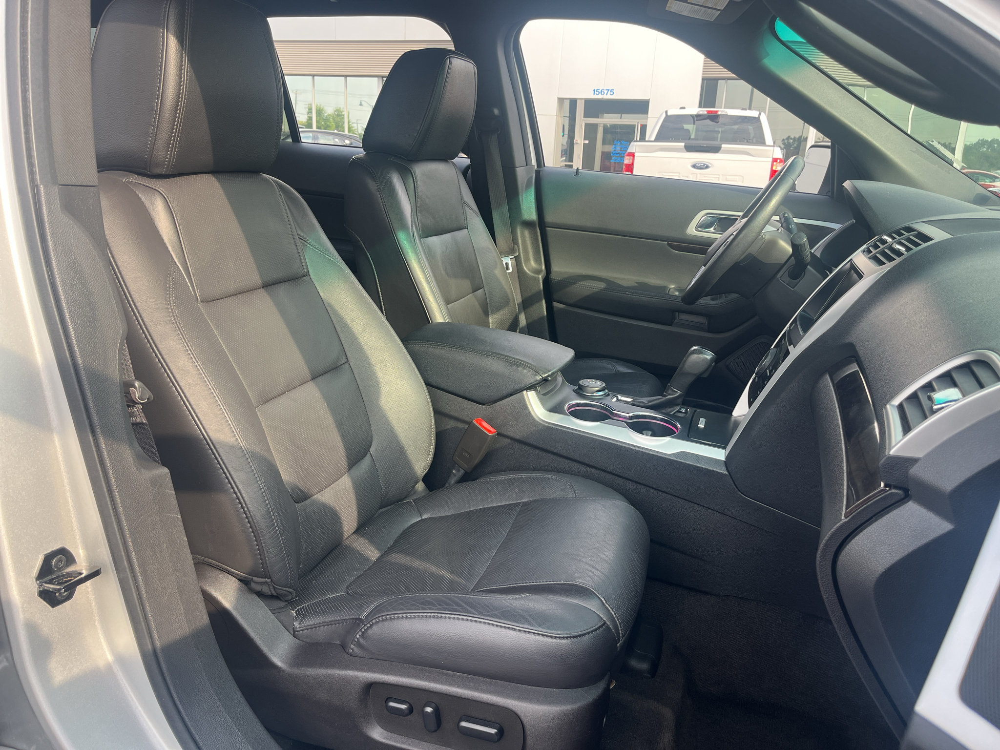 Used 2015 Ford Explorer Limited w/ Equipment Group 302A AWD/4WD image 34
