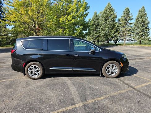 Used 2023 Chrysler Pacifica Limited w/ Uconnect Theater Family Group FWD image 7