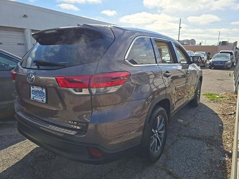 Used 2019 Toyota Highlander XLE AWD/4WD image 4