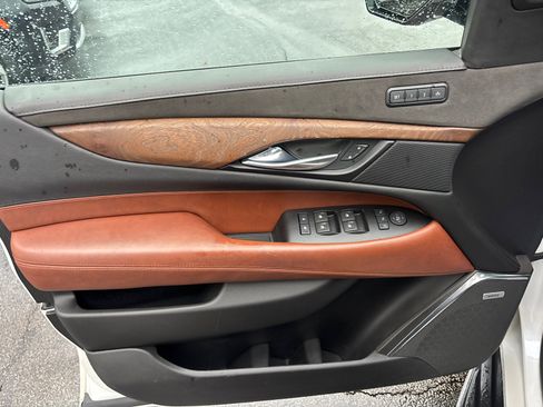 Used 2018 Cadillac Escalade Luxury image 11