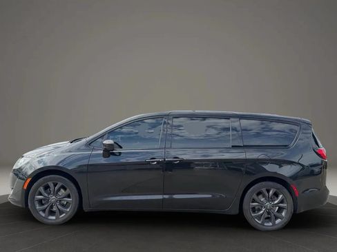 Used 2019 Chrysler Pacifica Touring Plus w/ S Appearance Package FWD image 4