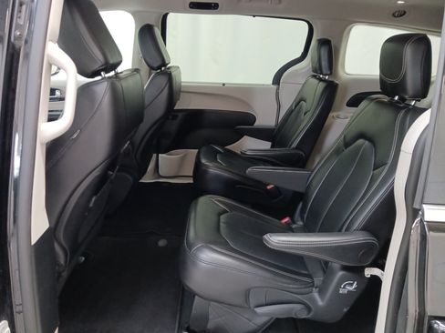 Used 2024 Chrysler Pacifica Touring-L FWD image 12