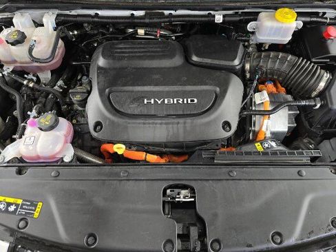 Used 2023 Chrysler Pacifica Limited w/ Uconnect Theater Family Group image 16