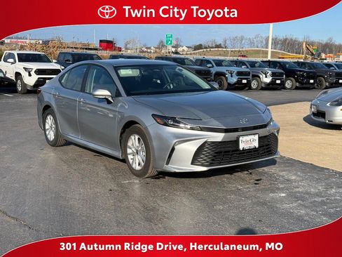 Certified 2025 Toyota Camry LE image 1