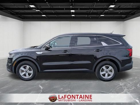 Used 2023 Kia Sorento LX image 2