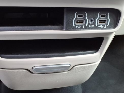 Used 2024 Chrysler Pacifica Touring-L FWD image 29
