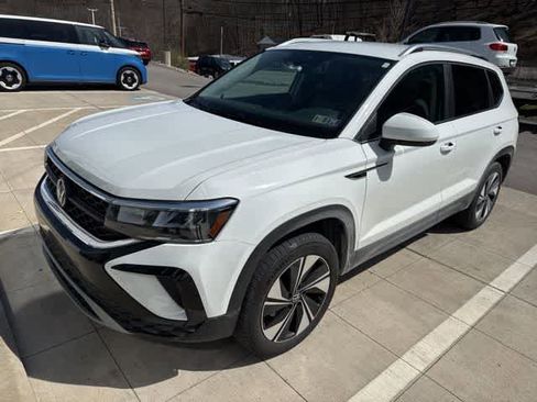 Certified 2024 Volkswagen Taos SE image 1