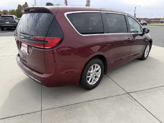Used 2023 Chrysler Pacifica Touring-L FWD image 9