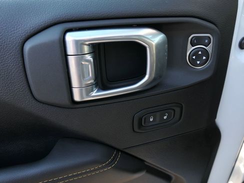 Used 2025 Jeep Wrangler Unlimited Sahara image 15