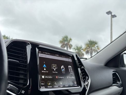 Used 2020 Jeep Cherokee Limited image 27