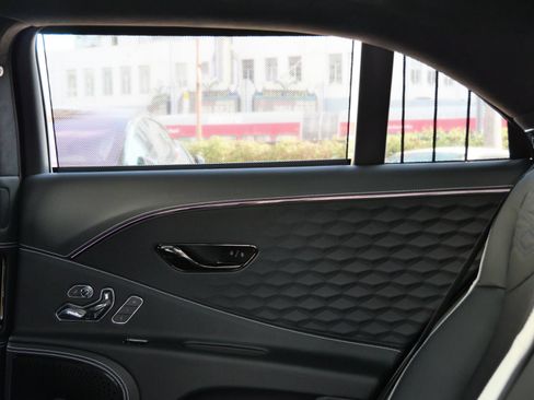 Used 2025 Bentley Flying Spur Plug-In Hybrid AWD/4WD image 23