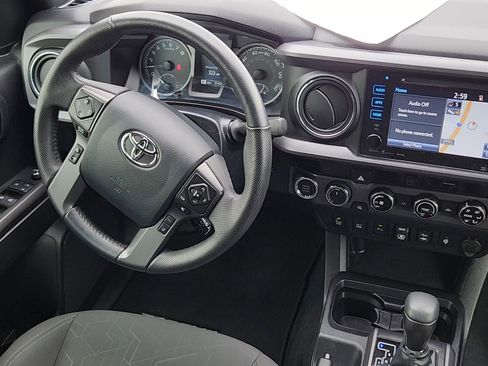 Used 2018 Toyota Tacoma TRD Sport w/ Technology Package AWD/4WD image 5