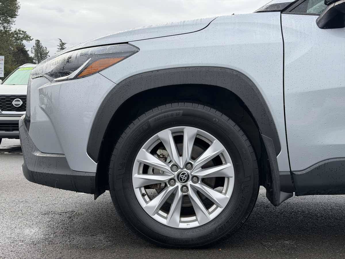 Used 2025 Toyota Corolla Cross LE AWD/4WD image 14