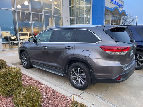Used 2017 Toyota Highlander XLE image 3