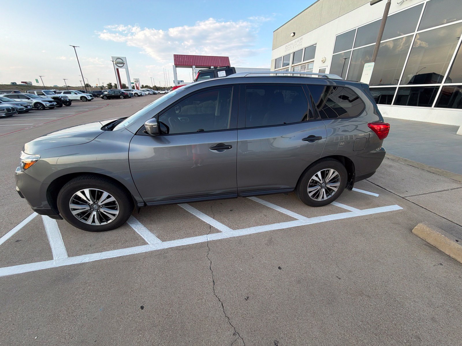 Used 2020 Nissan Pathfinder SV FWD image 3