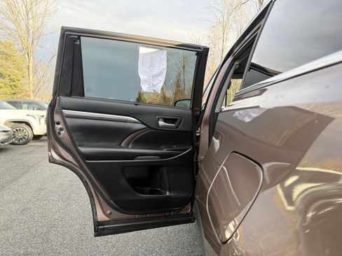 Used 2017 Toyota Highlander Limited image 29