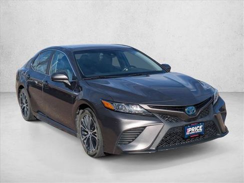 Used 2019 Toyota Camry SE image 3