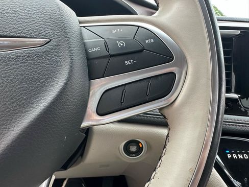 Used 2020 Chrysler Pacifica Limited FWD image 9