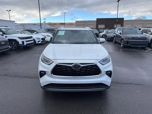 Used 2023 Toyota Highlander Platinum image 2